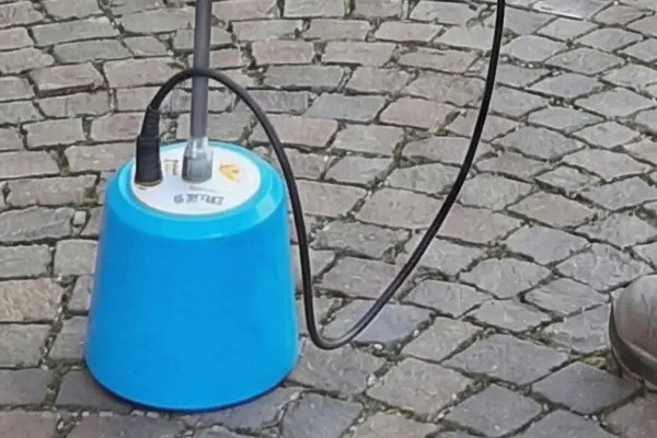 Tecnico al lavoro con geofono per ricerca perdite a Forlì