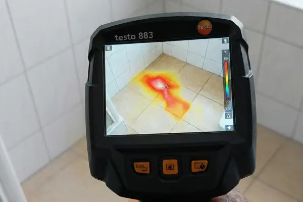 Tecnico esegue termografia in un bagno a Ravenna